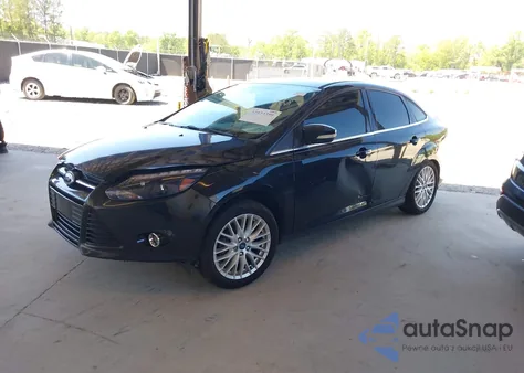 2013 Ford Focus Titanium z USA, uszkodzony, nr VIN 1FADP3J20DL143491